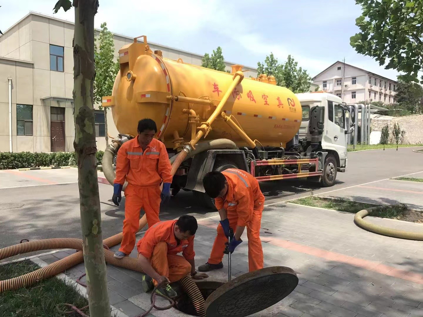 龙口管道疏通车停在窨井附近