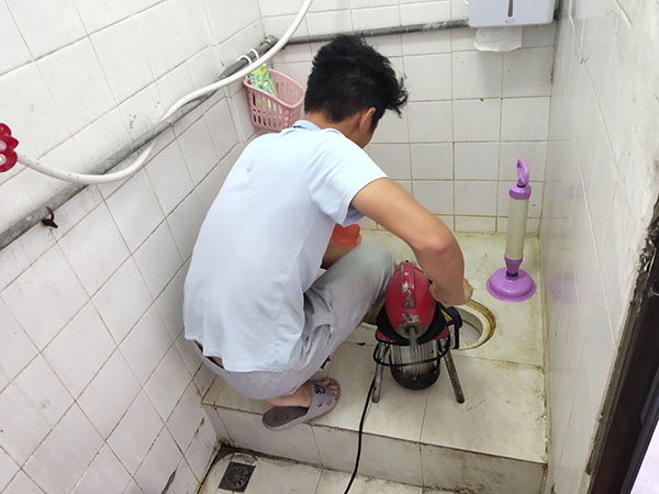 龙口肥皂掉到马桶里把马桶堵住了怎么办？马桶堵住了怎么办