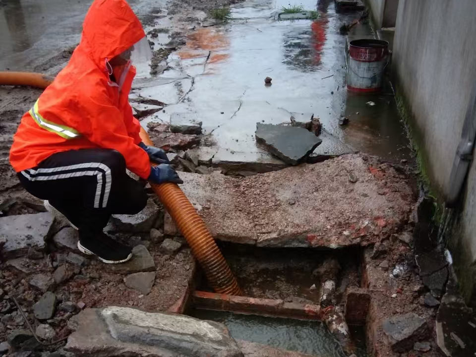 龙口专业清理污水池 炜誉市政以规范流程守护城市 “肠道”